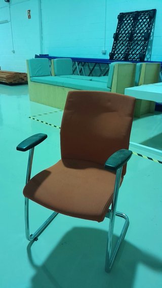 Silla de oficina ladrillo con reposabrazos