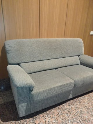 Sofá de tela gris