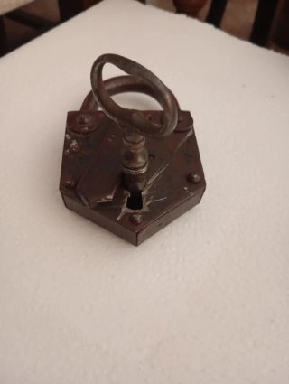 Candado antiguo de hierro