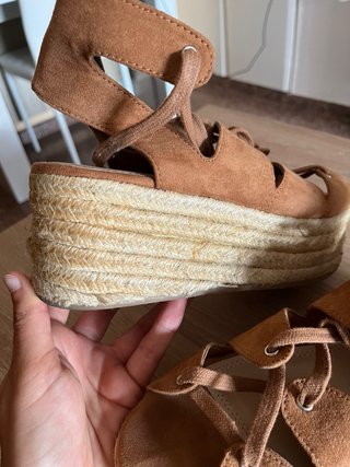 Cuñas Marrones con Cordones