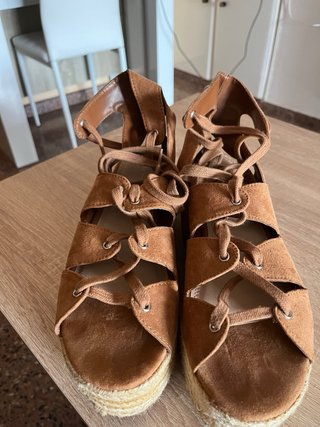 Cuñas Marrones con Cordones