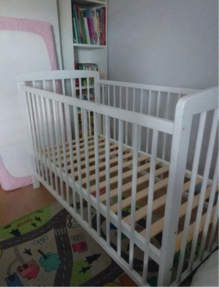 Cuna de madera blanca