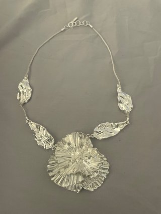 Collar Zara Plateado con Motivo Floral