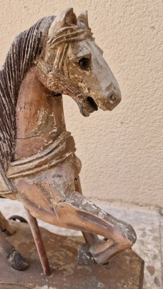 Caballo de madera con ruedas