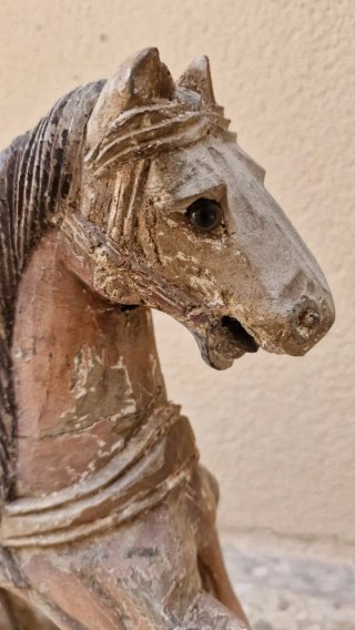 Caballo de madera con ruedas
