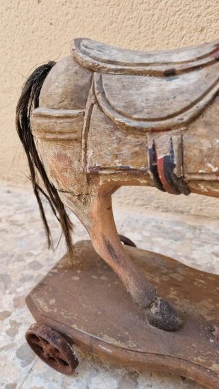 Caballo de madera con ruedas