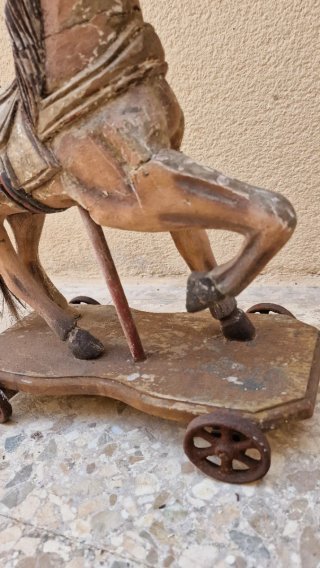 Caballo de madera con ruedas