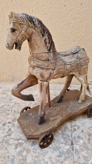 Caballo de madera con ruedas