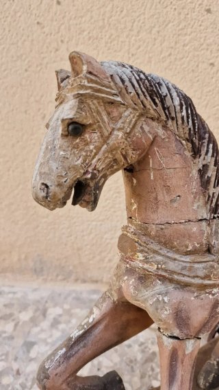 Caballo de madera con ruedas