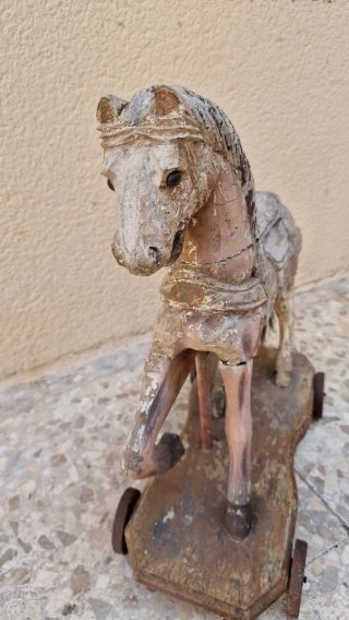 Caballo de madera con ruedas
