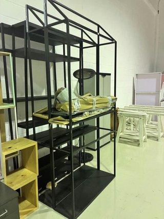 Estantería negra metálica con baldas de madera