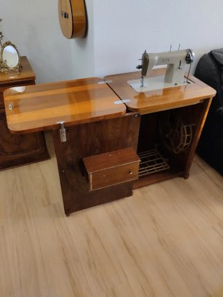 Máquina de coser antigua ALFA con mueble