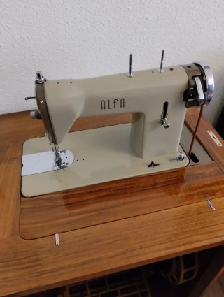 Máquina de coser antigua ALFA con mueble