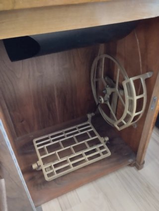 Máquina de coser antigua ALFA con mueble