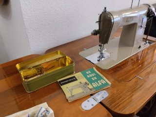 Máquina de coser antigua ALFA con mueble