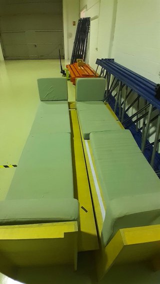 Sofá modular madera cojines verdes