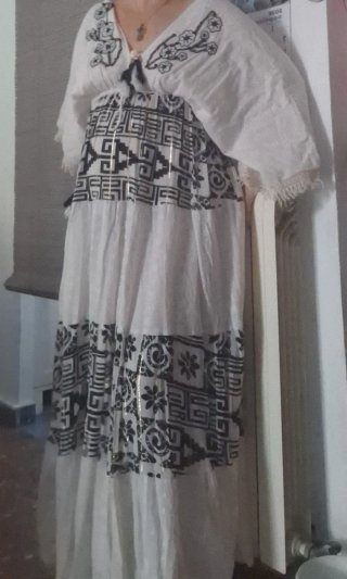 Vestido Blanco y Negro Estampado. Da talla