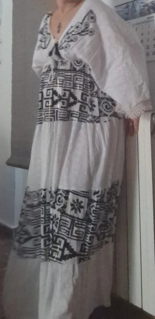 Vestido Blanco y Negro Estampado. Da talla