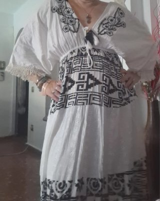 Vestido Blanco y Negro Estampado. Da talla