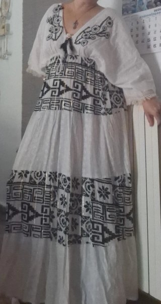Vestido Blanco y Negro Estampado. Da talla