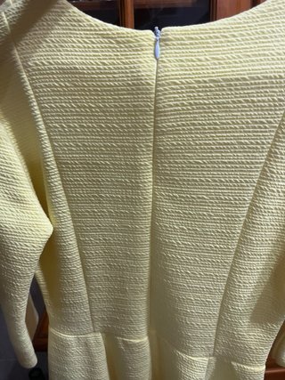 Vestido amarillo con botones dorados