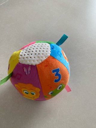 Pelota musical para bebé con números