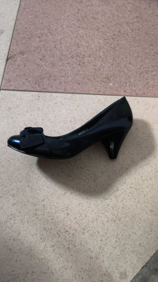 Zapatos de tacón negros con lazo