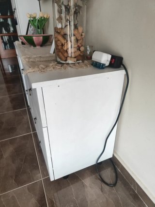 Mueble de almacenaje blanco.
