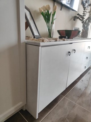 Mueble de almacenaje blanco.
