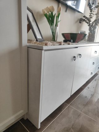 Mueble de almacenaje blanco.