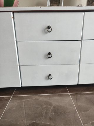 Mueble de almacenaje blanco.