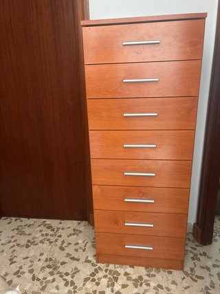 Cómoda pequeña de madera
