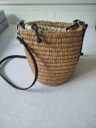 Bolso de Rafia con Detalles en Negro