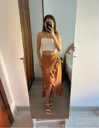Falda midi marrón anaranjada con volantes