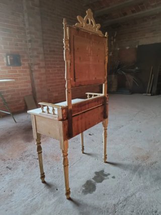 Tocador antiguo de madera con espejo