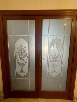 Puertas Dobles de Madera con Cristal Grabado