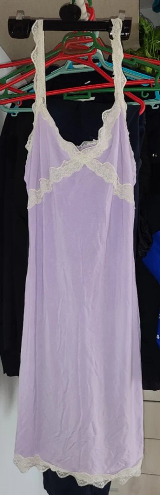 Camisón lila con encaje