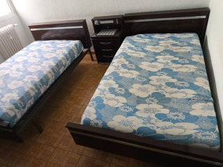 2 Camas Individuales con Mesita