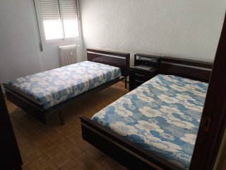 2 Camas Individuales con Mesita