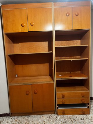 Se regala estantería/armario de madera