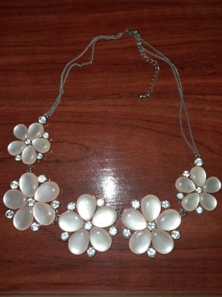 Collar de flores con pedrería