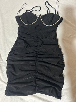 Vestido de fiesta negro con detalles brillantes
