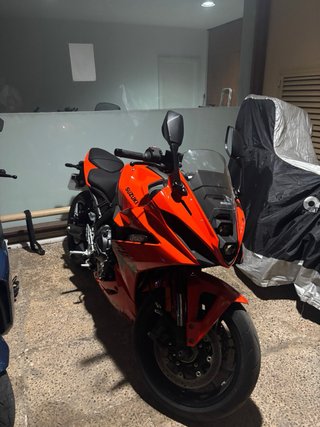 Suzuki GSX-8R Naranja - Moto Deportiva