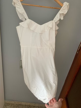 Vestido corto blanco con volantes
