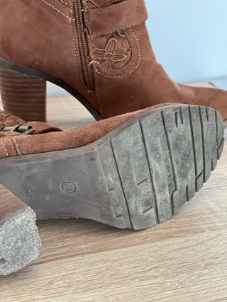 Botines de Ante con Tacón Ancho