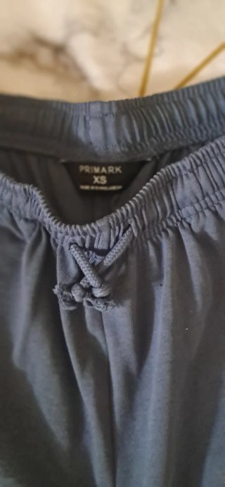Pantalones Cortos Blancos y otros azules oscuro.