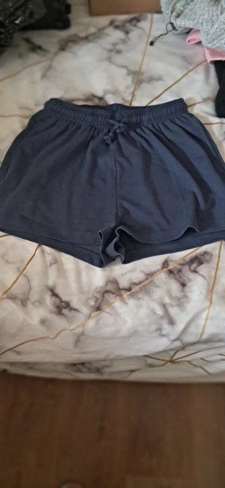 Pantalones Cortos Blancos y otros azules oscuro.