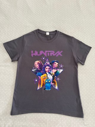 Camiseta K-pop Huntrax gris y morado