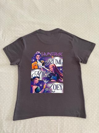 Camiseta K-pop Huntrax gris y morado