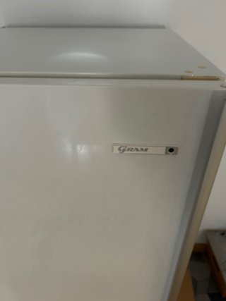 Congelador vertical Gram blanco